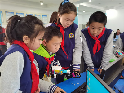 骨干教师来“取经” 成飞小学全方位落实航空科技教育